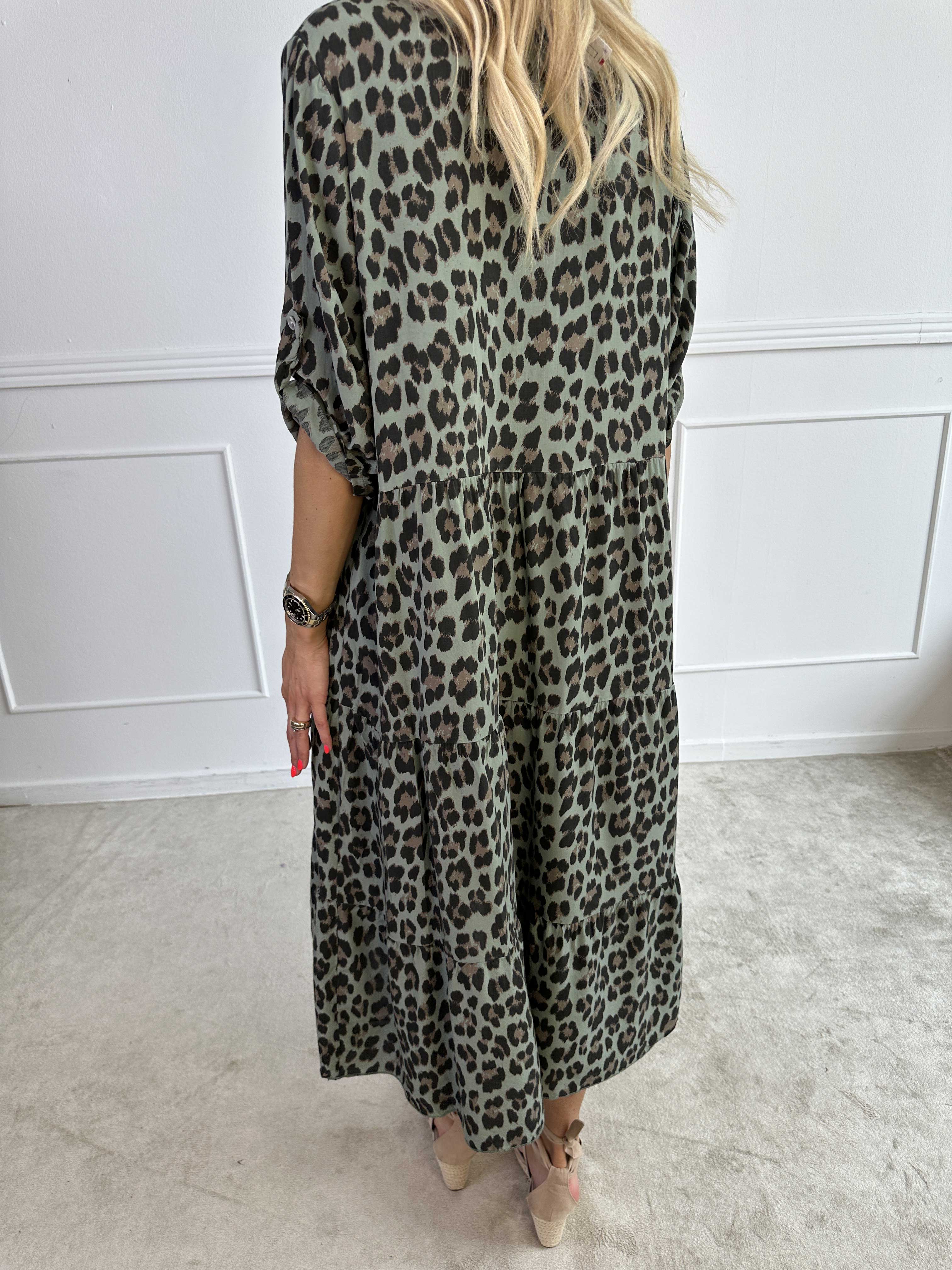 Dotti Leo - Kjole med leopardprint i viskose med lag på lag look